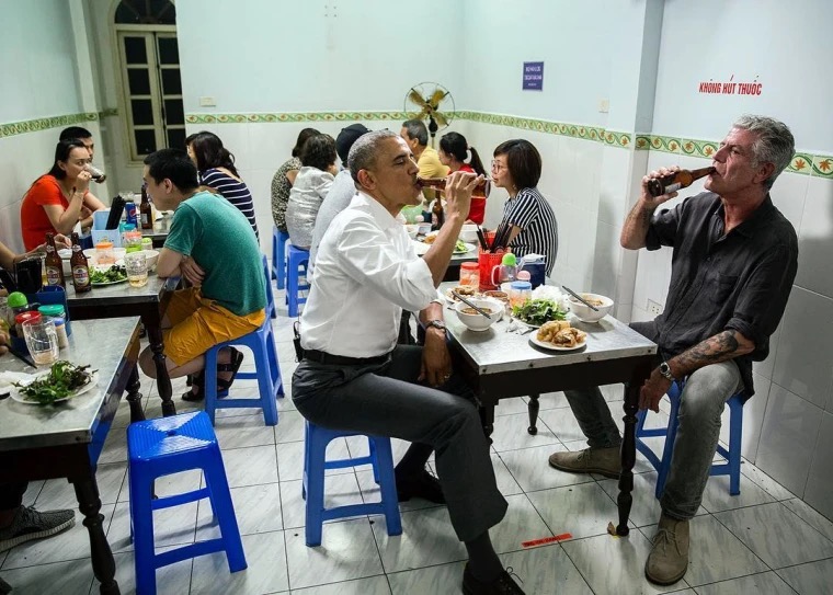 Barack Obama and <strong>Anthony Bourdain</strong> eating bun cha in Hanoi, 2016